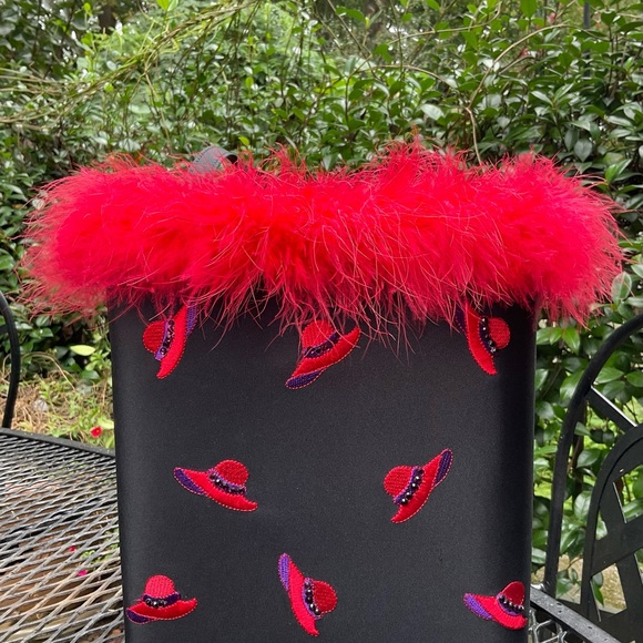 👁️Catching Adorable Brilliant Red Feather Embroidered Hat Hard Body Bag! - Picture 15 of 16
